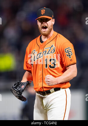 San Francisco, Kalifornien, USA. 07 Juni, 2019. San Francisco Giants Entlastung Krug Will Smith (13) feiert einen Sieg 2-1, nach einem MLB Spiel zwischen den Los Angeles Dodgers und den San Francisco Giants bei Oracle Park in San Francisco, Kalifornien. Valerie Shoaps/CSM/Alamy leben Nachrichten Stockfoto