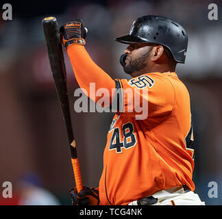 San Francisco, Kalifornien, USA. 07 Juni, 2019. San Francisco Giants dritter Basisspieler Pablo Sandoval (48) wird fertig hit Auf- und Zuziehen, während ein MLB-Spiel zwischen den Los Angeles Dodgers und den San Francisco Giants bei Oracle Park in San Francisco, Kalifornien. Valerie Shoaps/CSM/Alamy leben Nachrichten Stockfoto