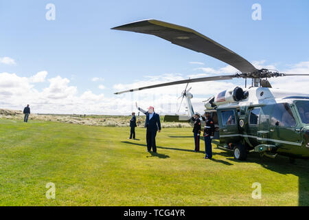 Shannon, Irland. 07 Juni, 2019. Präsident Donald J. Trumpf wellen Abschied von Doonbeg, Irland, wie er sich vorbereitet, an Bord Marine One Freitag, 7. Juni 2019, für einen Flug zum Flughafen Shannon in Shannon, Irland Personen: Präsident Donald Trump Credit: Stürme Media Group/Alamy leben Nachrichten Stockfoto