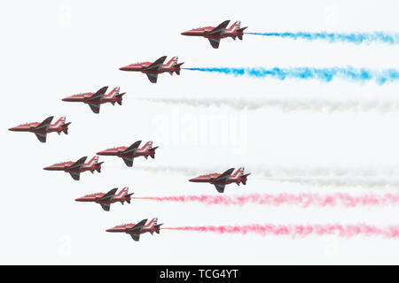 London, Großbritannien. 05 Juni, 2019. Die roten Pfeile fliegen Overhead während des D-Day National Commemorative Event Mittwoch, 5. Juni 2019, an der Southsea Common in Portsmouth, England. Personen: Präsident Donald Trump Credit: Stürme Media Group/Alamy leben Nachrichten Stockfoto