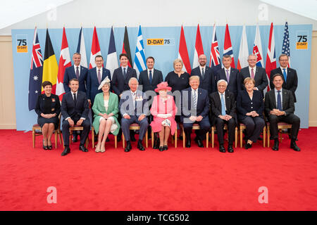 London, Großbritannien. 05 Juni, 2019. Präsident Donald J. Trumpf posiert für ein Foto mit D-Day Gedenken Führer Dienstag, Juni 4, 2019, vor der Gedenkfeier zu Ehren des 75-jährigen Bestehens von D-Tag in Portsmouth, England. Personen: Präsident Donald Trump Credit: Stürme Media Group/Alamy leben Nachrichten Stockfoto