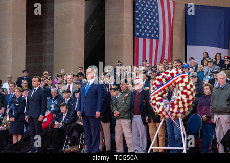 Der Normandie, Frankreich. 06 Juni, 2019. Präsident Donald J. Trumpf und der französische Präsident Emmanuel Längestrich nehmen an der 75-jährige Gedenken an den D-day Donnerstag, 6. Juni 2019, in der Normandie amerikanischen Friedhofs in der Normandie, Frankreich. Personen: Präsident Donald Trump, der französische Präsident Emmanuel Längestrich Credit: Stürme Media Group/Alamy leben Nachrichten Stockfoto