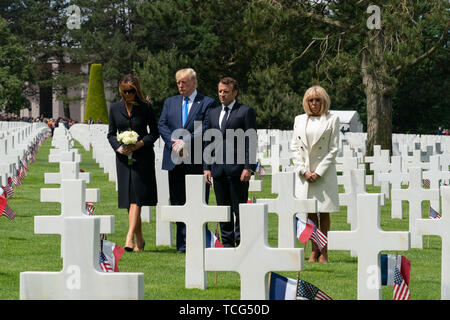Der Normandie, Frankreich. 06 Juni, 2019. Präsident Donald J. Trumpf und die erste Dame Melania Trump, schloss sich der französische Präsident Emmanuel Längestrich und seiner Frau Brigitte Längestrich, besuchen Sie die Normandie amerikanischen Friedhofs in der Normandie, Frankreich Donnerstag, 6. Juni 2019, während der 75-jährige Gedenken an den D-Day. Personen: Präsident Donald Trump Credit: Stürme Media Group/Alamy leben Nachrichten Stockfoto
