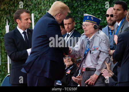 London, Großbritannien. 06 Juni, 2019. Präsident Donald J. Trumpf, der französische Präsident Emmanuel Längestrich grüßt Weltkrieg II D beigetreten - Tag veteran Russell Pickett am 75. Gedenken an den D-day Donnerstag, 6. Juni 2019, in der Normandie amerikanischen Friedhofs in der Normandie, Frankreich Personen: Präsident Donald Trump, der französische Präsident Emmanuel Längestrich Credit: Stürme Media Group/Alamy leben Nachrichten Stockfoto