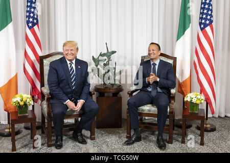 Shannon, Irland. 05 Juni, 2019. Präsident Donald J. Trumpf und der irische Premierminister Leo Varadkar in einer bilateralen Sitzung teilnehmen Mittwoch, 5. Juni 2019, vom Flughafen Shannon in Shannon, Irland. Personen: Präsident Donald Trump, Premierminister Leo Varadkar Credit: Stürme Media Group/Alamy leben Nachrichten Stockfoto