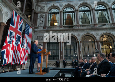 London, Großbritannien. 04 Juni, 2019. Präsident Donald J. Trumpf und der britische Premierminister Theresa kann zu einer Pressekonferenz Dienstag, Juni 4, 2019 ankommen, an Nr. 10 Downing Street in London. Personen: Präsident Donald Trump, Theresa May Credit: Stürme Media Group/Alamy leben Nachrichten Stockfoto