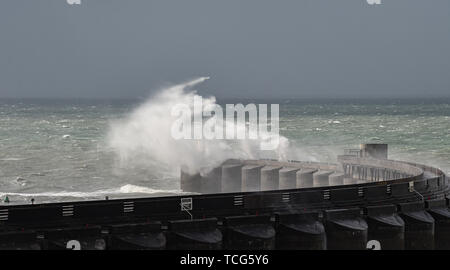 Brighton, UK. 8. Juni 2019. Wellen über Brighton Marina heute als Sturm Miguel durch Großbritannien, nassen und windigen Bedingungen. Foto: Simon Dack/Alamy leben Nachrichten Stockfoto