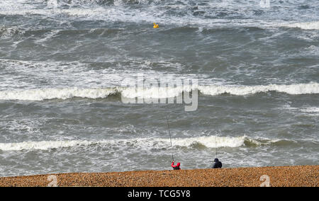 Brighton, UK. 8. Juni 2019. Fischer am Strand von Brighton heute als Sturm Miguel durch Großbritannien geht, nassen und windigen Bedingungen. Foto: Simon Dack/Alamy leben Nachrichten Stockfoto