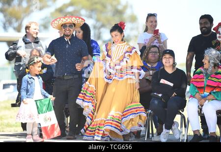 San Francisco, USA. 7. Juni 2019. Die Studenten genießen Leistungen während der Internationale Tag Veranstaltung in San Mateo nach Schule in San Francisco, USA, 7. Juni 2019. Studierende aus fast 20 Ländern und Regionen, die in der Internationale Tag Veranstaltung in San Mateo Schule für Erwachsene am Freitag teilgenommen. Credit: Wu Xiaoling/Xinhua/Alamy leben Nachrichten Stockfoto