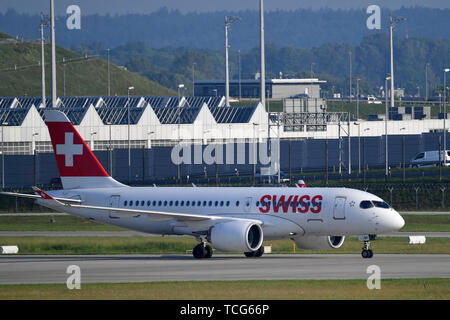 München, Deutschland. 07 Juni, 2019. HB-JBA Schweizer Bombardier CSeries CS100 auf der Landebahn. Der Flugverkehr, fliegen.Luftfahrt. Franz Josef Strauss Flughafen München. Muenchen.Â | Verwendung der weltweiten Kredit: dpa/Alamy leben Nachrichten Stockfoto