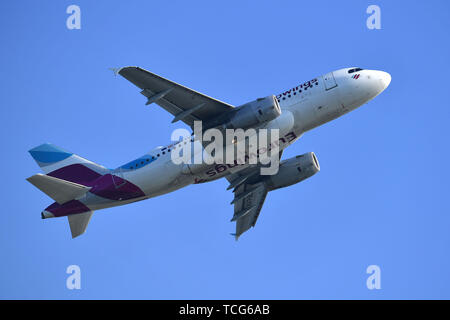 München, Deutschland. 07 Juni, 2019. OE-LYV Eurowings Europa Airbus A 319-132 am Start, beginnt. Der Flugverkehr, fliegen.Luftfahrt. Franz Josef Strauss Flughafen München. Muenchen.Â | Verwendung der weltweiten Kredit: dpa/Alamy leben Nachrichten Stockfoto