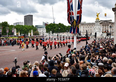 Die Mall, London, UK. 8. Juni 2019. Die Farbe Parade offiziellen Geburtstag der Königin zu markieren. Quelle: Matthew Chattle/Alamy leben Nachrichten Stockfoto