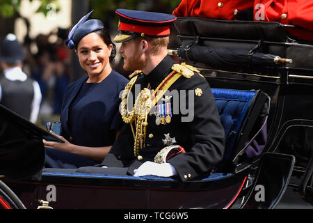 London, Großbritannien. 8. Juni 2019. Der Herzog von Sussex und der Herzogin von Sussex vorbei entlang der Mall, Reiten in einem offenen Pferdekutsche während Trooping der Farbe am 93. Geburtstag der Königin gezeichnet. Credit: Stephen Chung/Alamy leben Nachrichten Stockfoto