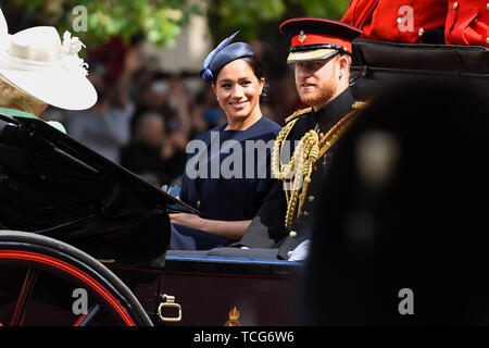 London, Großbritannien. 8. Juni 2019. Der Herzog von Sussex und der Herzogin von Sussex vorbei entlang der Mall, Reiten in einem offenen Pferdekutsche während Trooping der Farbe am 93. Geburtstag der Königin gezeichnet. Credit: Stephen Chung/Alamy leben Nachrichten Stockfoto