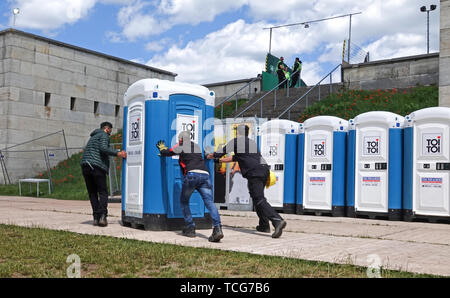 Nürnberg, Deutschland. 08 Juni, 2019. Arbeitnehmer push ein Dixiklo auf dem Gelände des Rock im Park. Die Musik Festival dauert bis zum 9. Juni 2019. Credit: Rachel Boßmeyer/dpa/Alamy leben Nachrichten Stockfoto