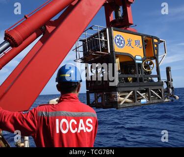 Peking, Pazifischer Ozean, China. 7. Juni 2019. Mitglied der wissenschaftlichen Expedition schickt die Remote Operated Vehicle (ROV) Entdeckung, an Bord der China Forschungsschiff KEXUE (Wissenschaft), Eintauchen in die westlichen Pazifischen Ozean, 7. Juni 2019. Credit: Zhang Xudong/Xinhua/Alamy leben Nachrichten Stockfoto