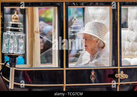 London, Großbritannien. 08 Juni, 2019. Die Königin - Geburtstag der Königin Parade, populärer als die Farbe bekannt. In diesem Jahr das Regiment "TROOPING" seine Farbe (zeremonielle Regimental flag) war das erste Bataillon Grenadier Guards. Credit: Guy Bell/Alamy leben Nachrichten Stockfoto