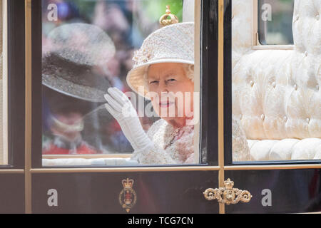 London, Großbritannien. 08 Juni, 2019. Die Königin - Geburtstag der Königin Parade, populärer als die Farbe bekannt. In diesem Jahr das Regiment "TROOPING" seine Farbe (zeremonielle Regimental flag) war das erste Bataillon Grenadier Guards. Credit: Guy Bell/Alamy leben Nachrichten Stockfoto