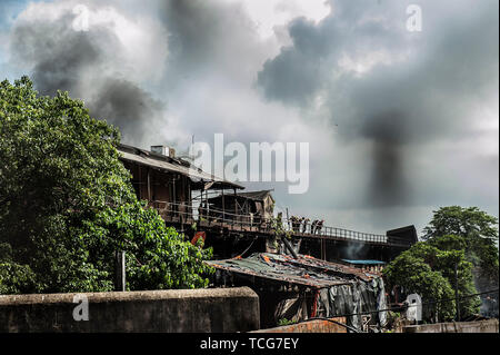 Kolkata, Indien. 8. Juni 2019. Die Feuerwehr einen Brand, der an einer chemischen Speicher in Kolkata, Indien brach am 8. Juni, 2019 löschen. Ein großes Feuer brach in einem chemischen Speicher in Kolkata Stadt Indiens östlichen Staat Westbengalen am Samstag. Wie viele 20 Feuerwehren in Betrieb gedrückt wurde der Brand, der bei rund 0200 Stunden brach zu begießen. Das Feuer brach in der Nähe der berühmten Howrah Bridge. Es gibt keine Berichte über alle Todesfälle, so weit. Credit: tumpa Mondal/Xinhua/Alamy leben Nachrichten Stockfoto