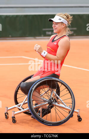 Paris, Frankreich. 08 Juni, 2019. Diede De Groot der Niederlande feiert nach dem Gewinn Rollstuhl der Damen Finale der French Open Tennis Turnier gegen Yui Kamiji Japans in den Roland Garros in Paris am 8. Juni 2019. (Foto von Lba) Quelle: Lba Co.Ltd./Alamy leben Nachrichten Stockfoto