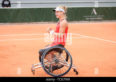 Paris, Frankreich. 08 Juni, 2019. Diede De Groot der Niederlande feiert nach dem Gewinn Rollstuhl der Damen Finale der French Open Tennis Turnier gegen Yui Kamiji Japans in den Roland Garros in Paris am 8. Juni 2019. (Foto von Lba) Quelle: Lba Co.Ltd./Alamy leben Nachrichten Stockfoto