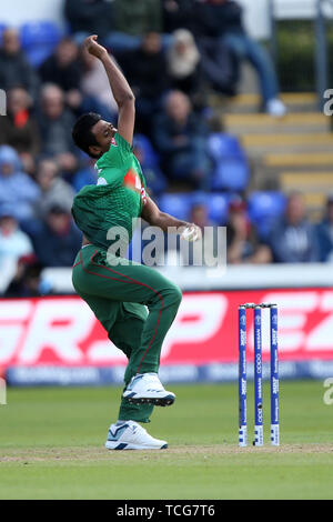 Die Sophia Gardens, Cardiff, Großbritannien. 8. Juni 2019. ICC World Cup Cricket, England und Bangladesch; Mustafizur Rahman Schüsseln mit Jason Roy Credit: Aktion plus Sport/Alamy leben Nachrichten Stockfoto