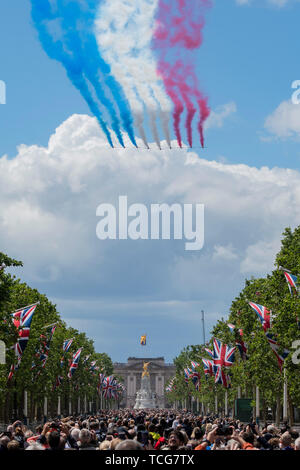 London, Großbritannien. 08 Juni, 2019. Grosse Massen füllen die Mall für den Vorbeiflug der roten Pfeile - Geburtstag der Königin Parade, populärer als die Farbe bekannt. In diesem Jahr das Regiment "TROOPING" seine Farbe (zeremonielle Regimental flag) war das erste Bataillon Grenadier Guards. Credit: Guy Bell/Alamy leben Nachrichten Stockfoto