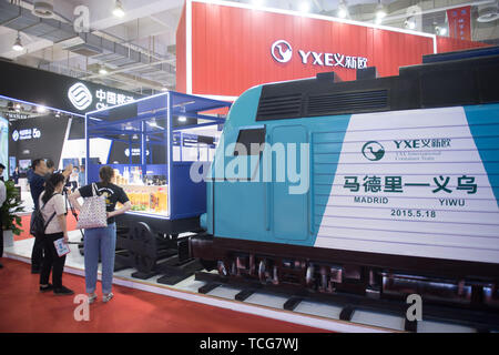 Ningbo, China. 8. Juni 2019. Besucher Ansicht waren auf dem yxe International Container Bahn während China-Central- und Osteuropäischen Ländern (MOEL) Expo & Internationale Konsumgütermesse in Ningbo, China, 8. Juni 2019. Mit dem Thema der Vertiefung offene Zusammenarbeit, die Zusammenarbeit zum gegenseitigen Nutzen und win-win', der ersten China-Central und Osteuropäischen Ländern Expo und Internationale Konsumgütermesse ist von Juni 8 bis 12 in Ningbo statt. Credit: Weng Xinyang/Xinhua/Alamy leben Nachrichten Stockfoto