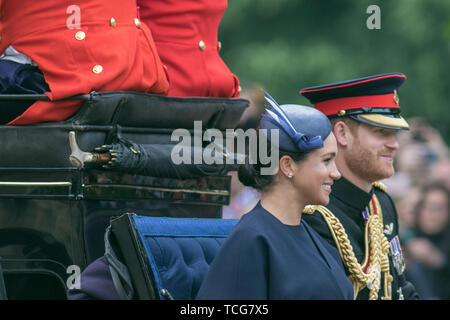 London, Großbritannien. 8. Juni 2019. Prinz Harry und Meghan der Herzog und die Herzogin von Sussex Fahrt auf einem offenen Wagen oben entlang der Mall die Farbe Zeremonie auf Horse Guards, die Ihre Majestät Königin Elizabeth II amtliche feiert 93. Geburtstag Kredit zu besuchen: Amer ghazzal/Alamy leben Nachrichten Stockfoto