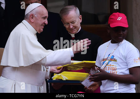 Heiliger Stuhl, Vatikan. 8. Juni 2019. Papst Franziskus erfüllt die Kinder von ''Kinder's Train" im Cortile di San Damaso im Vatikan. Credit: Evandro Inetti/ZUMA Draht/Alamy leben Nachrichten Stockfoto