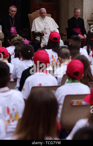 Heiliger Stuhl, Vatikan. 8. Juni 2019. Papst Franziskus erfüllt die Kinder von ''Kinder's Train" im Cortile di San Damaso im Vatikan. Credit: Evandro Inetti/ZUMA Draht/Alamy leben Nachrichten Stockfoto