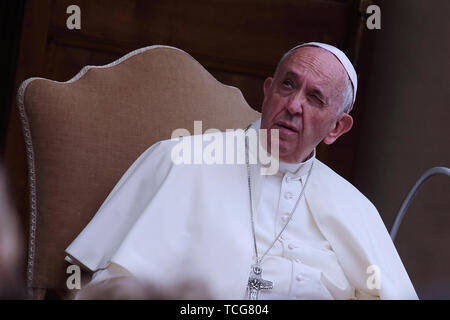 Heiliger Stuhl, Vatikan. 8. Juni 2019. Papst Franziskus erfüllt die Kinder von ''Kinder's Train" im Cortile di San Damaso im Vatikan. Credit: Evandro Inetti/ZUMA Draht/Alamy leben Nachrichten Stockfoto