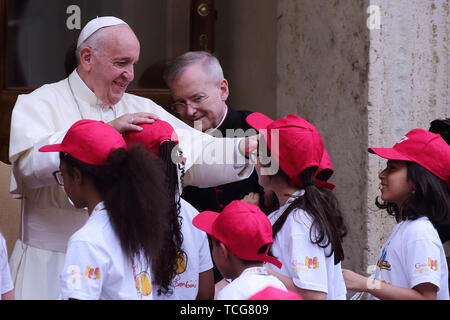 Heiliger Stuhl, Vatikan. 8. Juni 2019. Papst Franziskus erfüllt die Kinder von ''Kinder's Train" im Cortile di San Damaso im Vatikan. Credit: Evandro Inetti/ZUMA Draht/Alamy leben Nachrichten Stockfoto