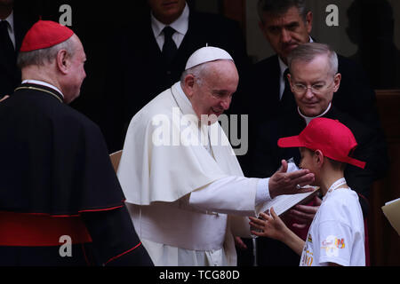 Heiliger Stuhl, Vatikan. 8. Juni 2019. Papst Franziskus erfüllt die Kinder von ''Kinder's Train" im Cortile di San Damaso im Vatikan. Credit: Evandro Inetti/ZUMA Draht/Alamy leben Nachrichten Stockfoto