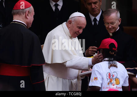 Heiliger Stuhl, Vatikan. 8. Juni 2019. Papst Franziskus erfüllt die Kinder von ''Kinder's Train" im Cortile di San Damaso im Vatikan. Credit: Evandro Inetti/ZUMA Draht/Alamy leben Nachrichten Stockfoto