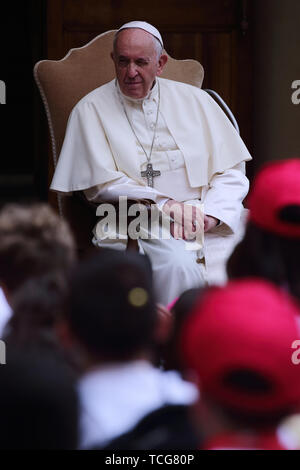 Heiliger Stuhl, Vatikan. 8. Juni 2019. Papst Franziskus erfüllt die Kinder von ''Kinder's Train" im Cortile di San Damaso im Vatikan. Credit: Evandro Inetti/ZUMA Draht/Alamy leben Nachrichten Stockfoto