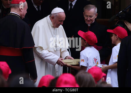 Heiliger Stuhl, Vatikan. 8. Juni 2019. Papst Franziskus erfüllt die Kinder von ''Kinder's Train" im Cortile di San Damaso im Vatikan. Credit: Evandro Inetti/ZUMA Draht/Alamy leben Nachrichten Stockfoto
