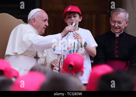Heiliger Stuhl, Vatikan. 8. Juni 2019. Papst Franziskus erfüllt die Kinder von ''Kinder's Train" im Cortile di San Damaso im Vatikan. Credit: Evandro Inetti/ZUMA Draht/Alamy leben Nachrichten Stockfoto