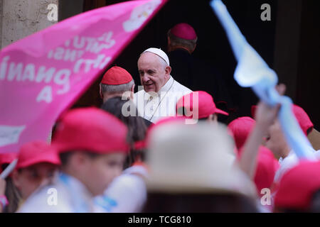 Heiliger Stuhl, Vatikan. 8. Juni 2019. Papst Franziskus erfüllt die Kinder von ''Kinder's Train" im Cortile di San Damaso im Vatikan. Credit: Evandro Inetti/ZUMA Draht/Alamy leben Nachrichten Stockfoto