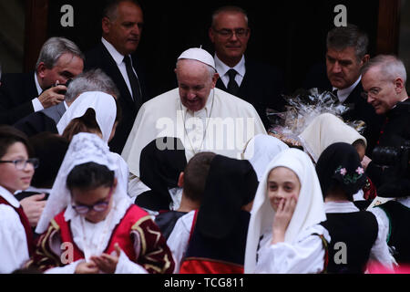 Heiliger Stuhl, Vatikan. 8. Juni 2019. Papst Franziskus erfüllt die Kinder von ''Kinder's Train" im Cortile di San Damaso im Vatikan. Credit: Evandro Inetti/ZUMA Draht/Alamy leben Nachrichten Stockfoto