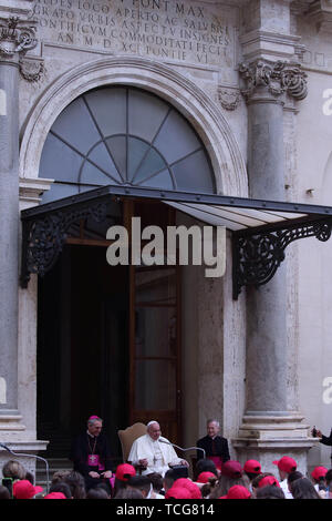 Heiliger Stuhl, Vatikan. 8. Juni 2019. Papst Franziskus erfüllt die Kinder von ''Kinder's Train" im Cortile di San Damaso im Vatikan. Credit: Evandro Inetti/ZUMA Draht/Alamy leben Nachrichten Stockfoto