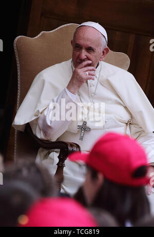 Heiliger Stuhl, Vatikan. 8. Juni 2019. Papst Franziskus erfüllt die Kinder von ''Kinder's Train" im Cortile di San Damaso im Vatikan. Credit: Evandro Inetti/ZUMA Draht/Alamy leben Nachrichten Stockfoto