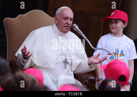 Heiliger Stuhl, Vatikan. 8. Juni 2019. Papst Franziskus erfüllt die Kinder von ''Kinder's Train" im Cortile di San Damaso im Vatikan. Credit: Evandro Inetti/ZUMA Draht/Alamy leben Nachrichten Stockfoto