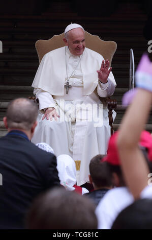 Heiliger Stuhl, Vatikan. 8. Juni 2019. Papst Franziskus erfüllt die Kinder von ''Kinder's Train" im Cortile di San Damaso im Vatikan. Credit: Evandro Inetti/ZUMA Draht/Alamy leben Nachrichten Stockfoto