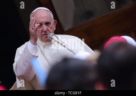 Heiliger Stuhl, Vatikan. 8. Juni 2019. Papst Franziskus erfüllt die Kinder von ''Kinder's Train" im Cortile di San Damaso im Vatikan. Credit: Evandro Inetti/ZUMA Draht/Alamy leben Nachrichten Stockfoto