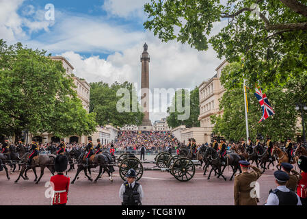 London, Großbritannien. 08 Juni, 2019. Könige Troop verlassen Sie die Mall - Geburtstag der Königin Parade, populärer als die Farbe bekannt. In diesem Jahr das Regiment "TROOPING" seine Farbe (zeremonielle Regimental flag) war das erste Bataillon Grenadier Guards. Credit: Guy Bell/Alamy leben Nachrichten Stockfoto