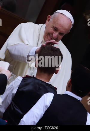 Heiliger Stuhl, Vatikan. 8. Juni 2019. Papst Franziskus erfüllt die Kinder von ''Kinder's Train" im Cortile di San Damaso im Vatikan. Credit: Evandro Inetti/ZUMA Draht/Alamy leben Nachrichten Stockfoto