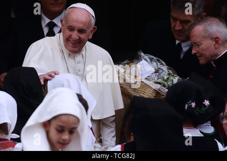 Heiliger Stuhl, Vatikan. 8. Juni 2019. Papst Franziskus erfüllt die Kinder von ''Kinder's Train" im Cortile di San Damaso im Vatikan. Credit: Evandro Inetti/ZUMA Draht/Alamy leben Nachrichten Stockfoto