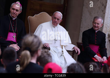 Heiliger Stuhl, Vatikan. 8. Juni 2019. Papst Franziskus erfüllt die Kinder von ''Kinder's Train" im Cortile di San Damaso im Vatikan. Credit: Evandro Inetti/ZUMA Draht/Alamy leben Nachrichten Stockfoto
