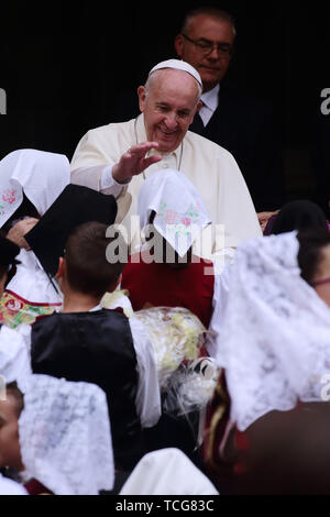 Heiliger Stuhl, Vatikan. 8. Juni 2019. Papst Franziskus erfüllt die Kinder von ''Kinder's Train" im Cortile di San Damaso im Vatikan. Credit: Evandro Inetti/ZUMA Draht/Alamy leben Nachrichten Stockfoto